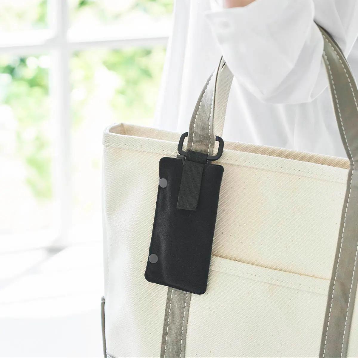 山崎実業「メガネとコンタクトレンズ用品が収納できるメガネケース タワー」のソフトケースをカバンにつけた様子