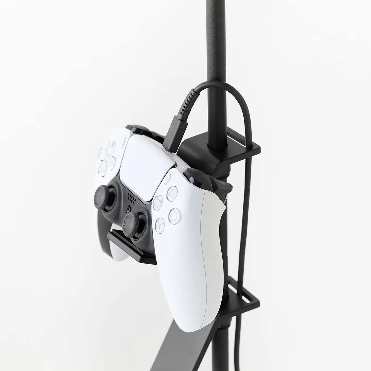 山崎実業「デスク奥ゲームコントローラー収納ラック スマート」を充電しながら使用する様子