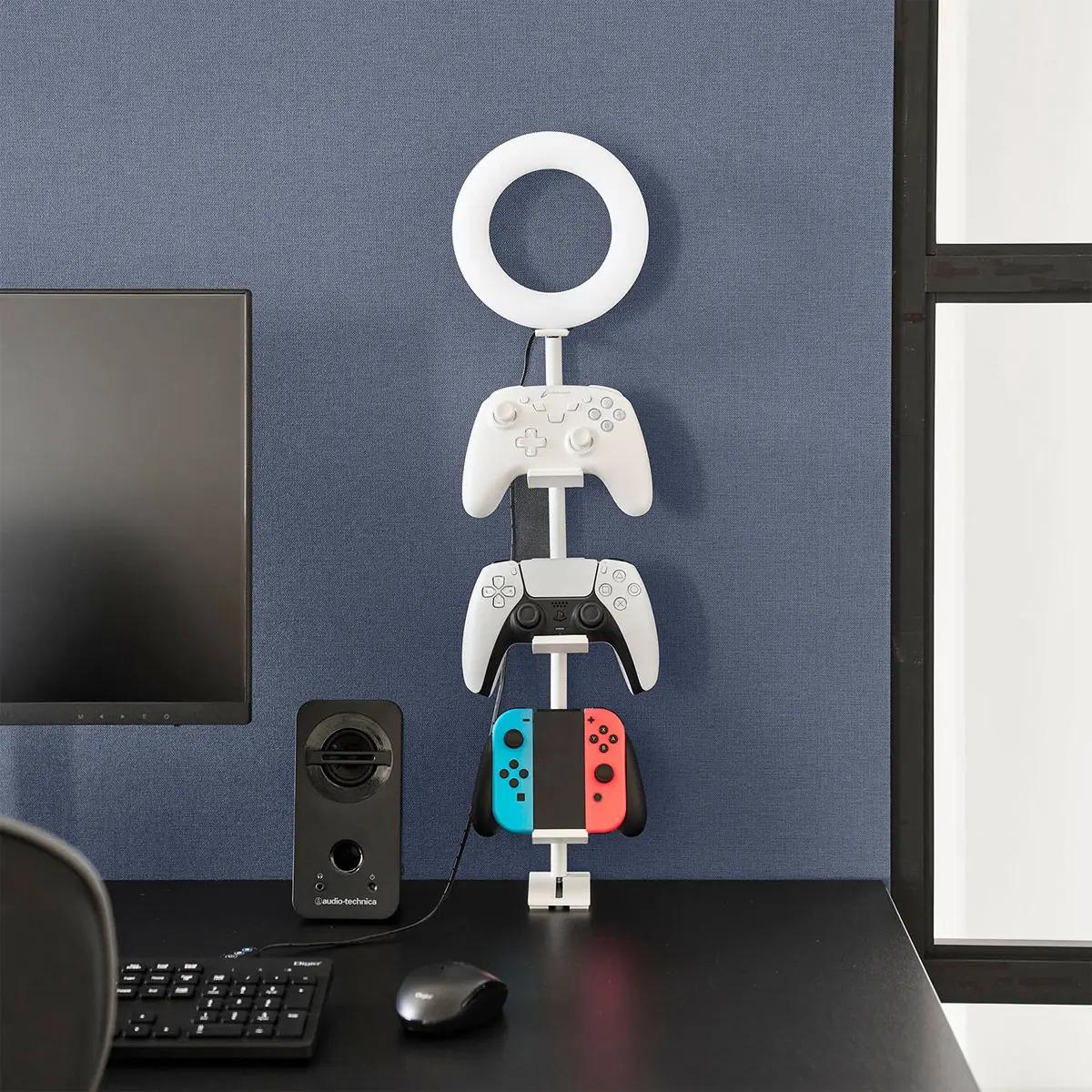 山崎実業「デスク奥ゲームコントローラー収納ラック スマート」の使用イメージ