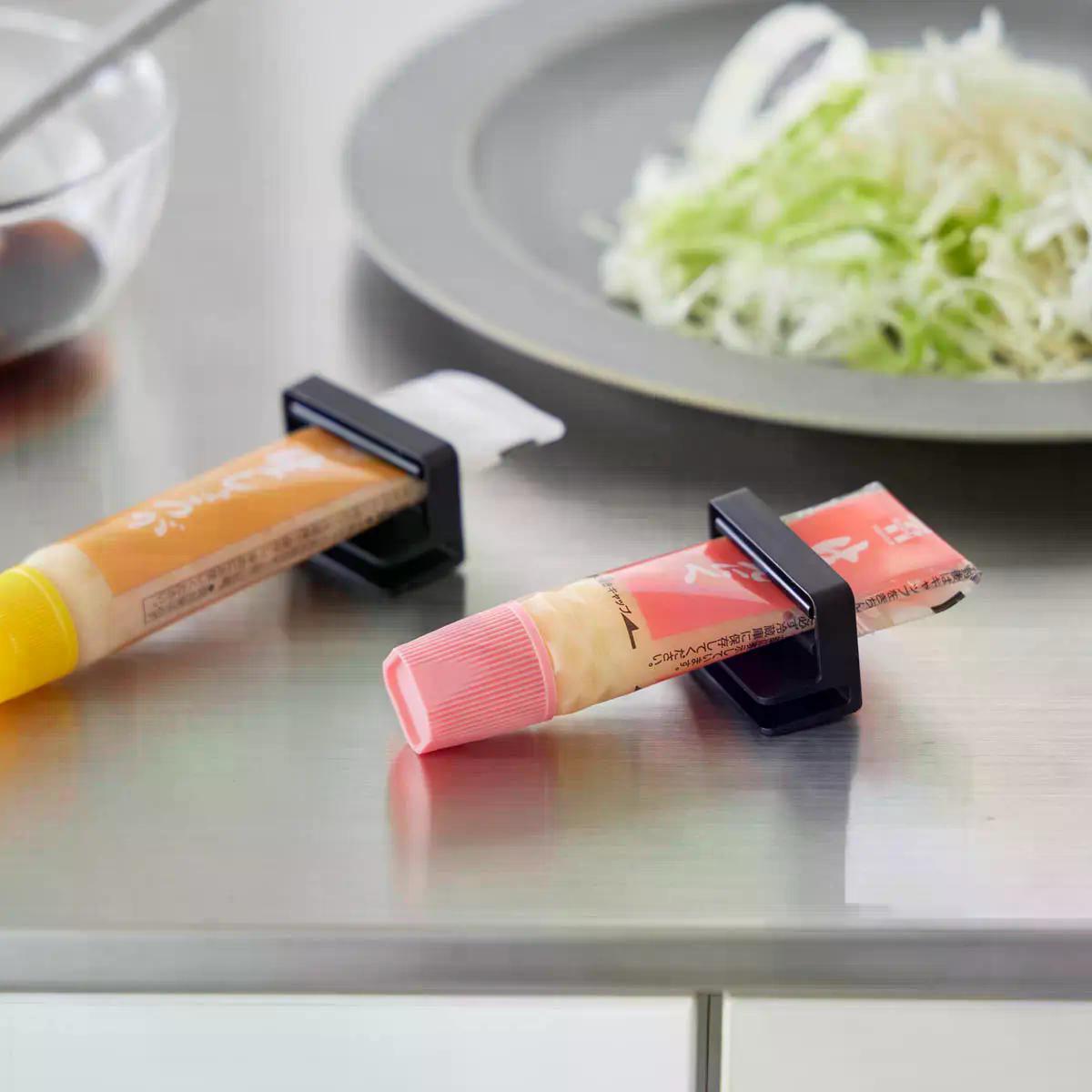 山崎実業「引っ掛け絞れる薬味チューブホルダー タワー 3個組」を絞った状態