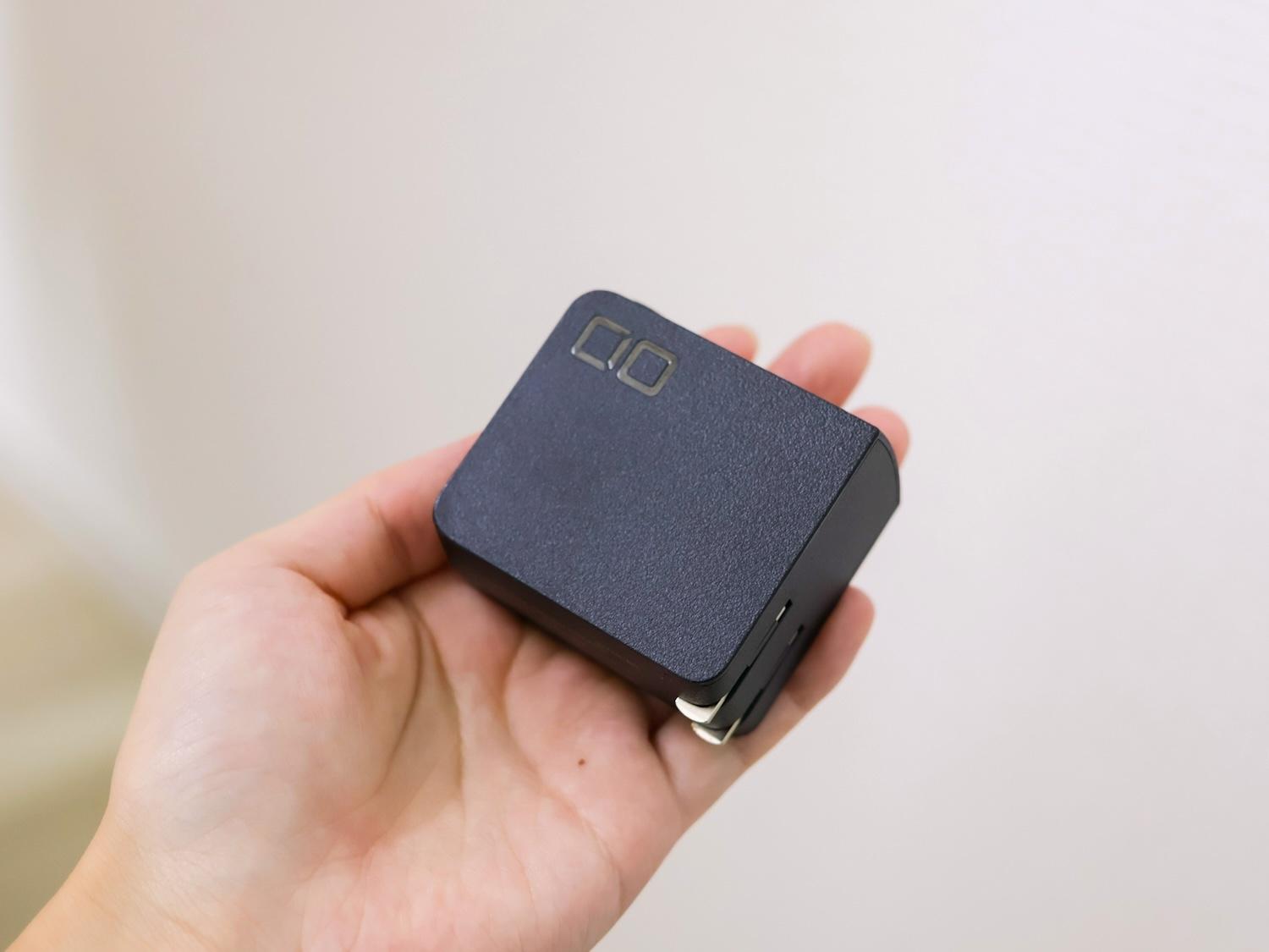 手のひらサイズのCIOの充電器で忘れものも減ったよ！このコンパクトさ