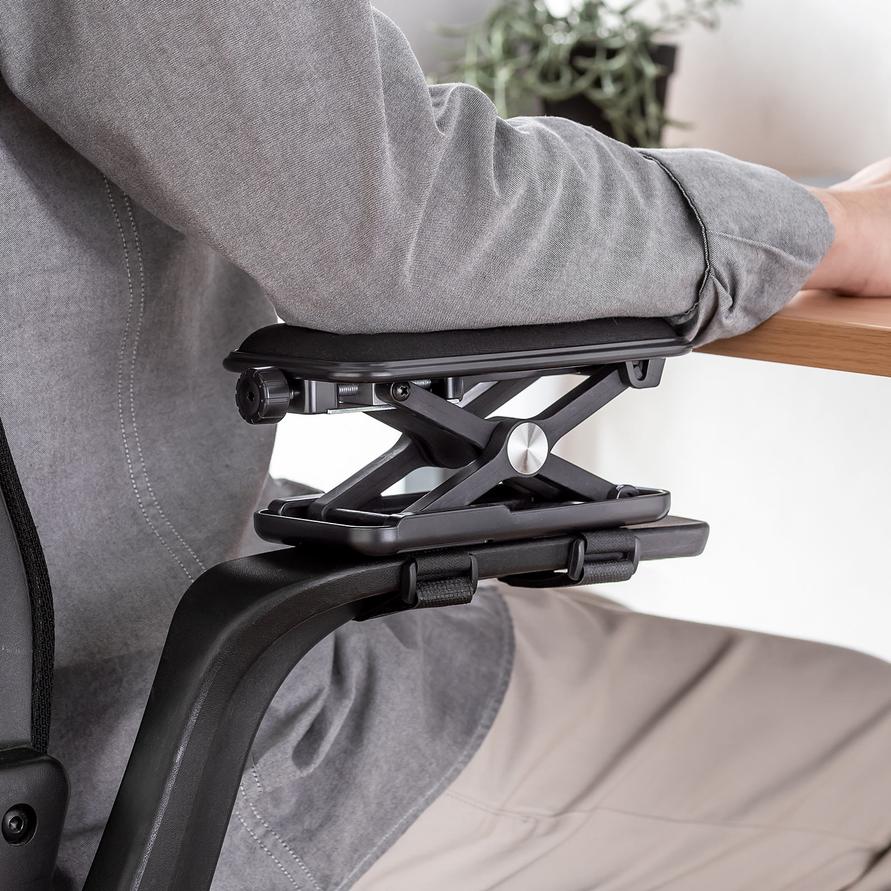 サンワサプライの「アームレスト」で高さを調整した肘置き