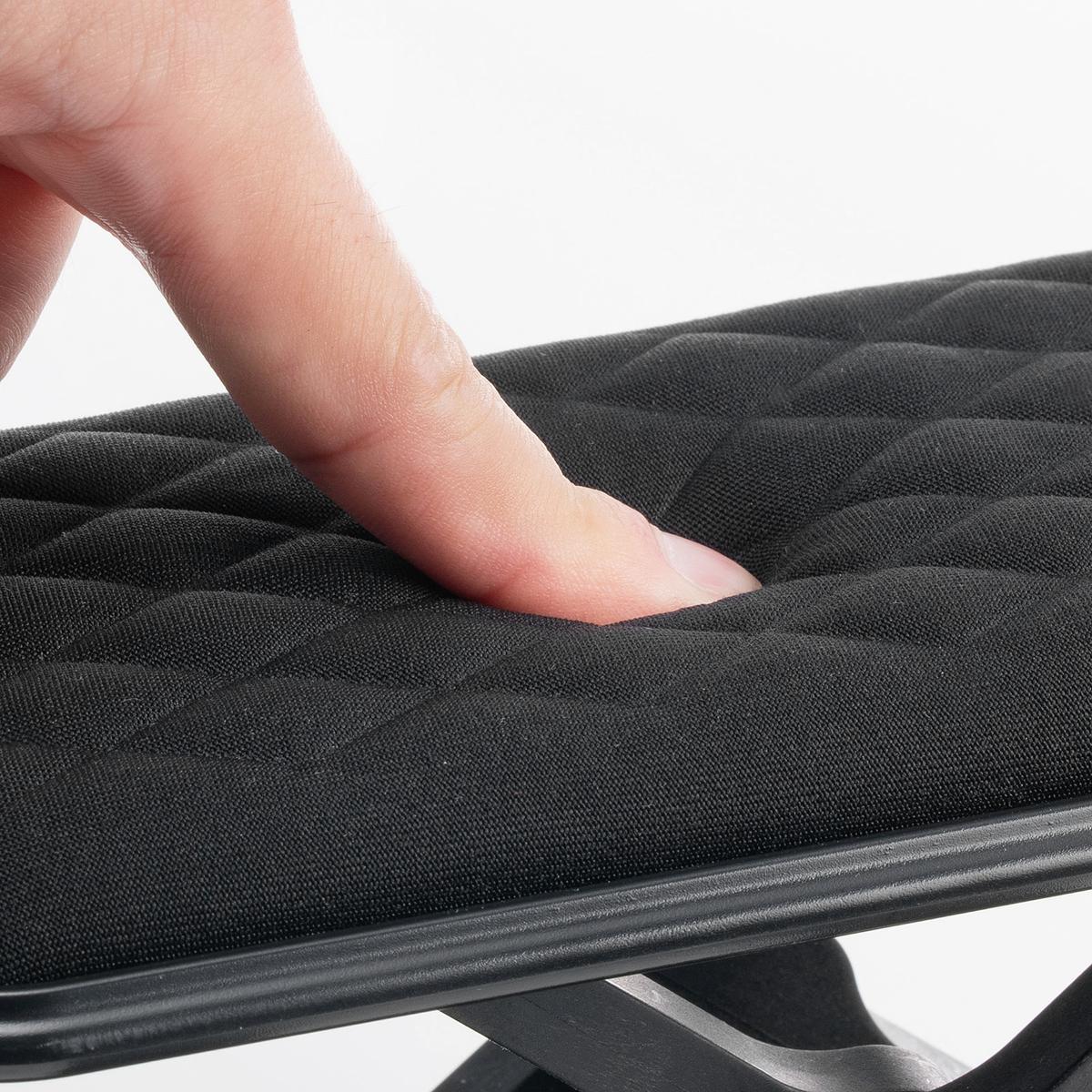 サンワサプライの「アームレスト」の表面のクッション