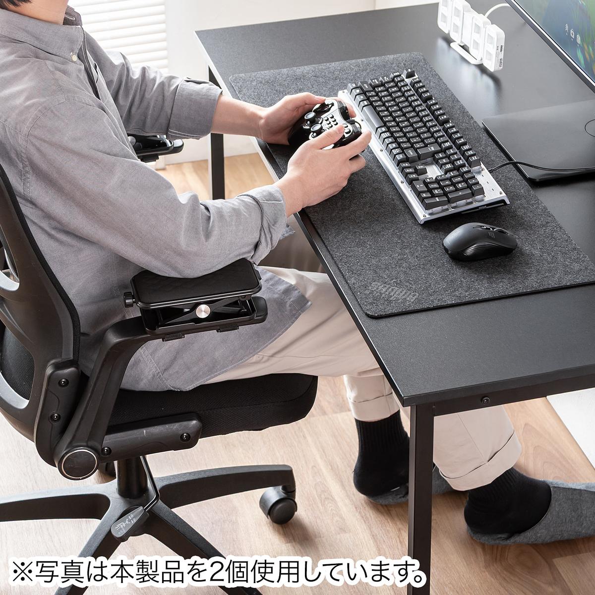 サンワサプライの「アームレスト」に肘を乗せてゲームを楽しむ様子