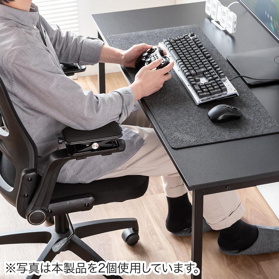 サンワサプライの「アームレスト」に肘を乗せてゲームを楽しむ様子