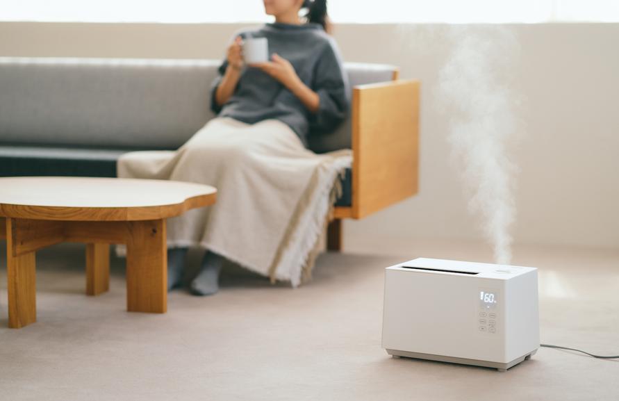 リビングでくつろいでいるときにシロカの「加熱超音波式加湿器」を稼働させているところ