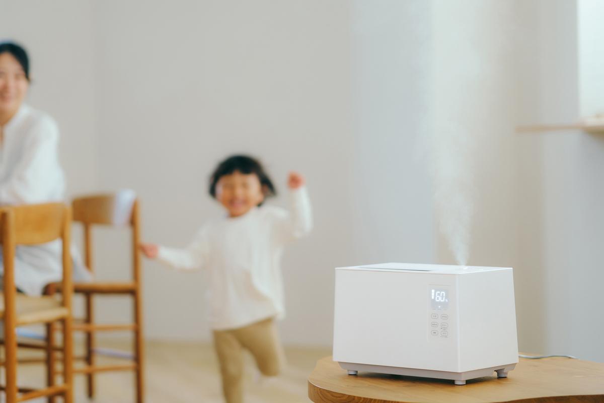 お子さんのいる家庭でシロカの「加熱超音波式加湿器」を使っているところ