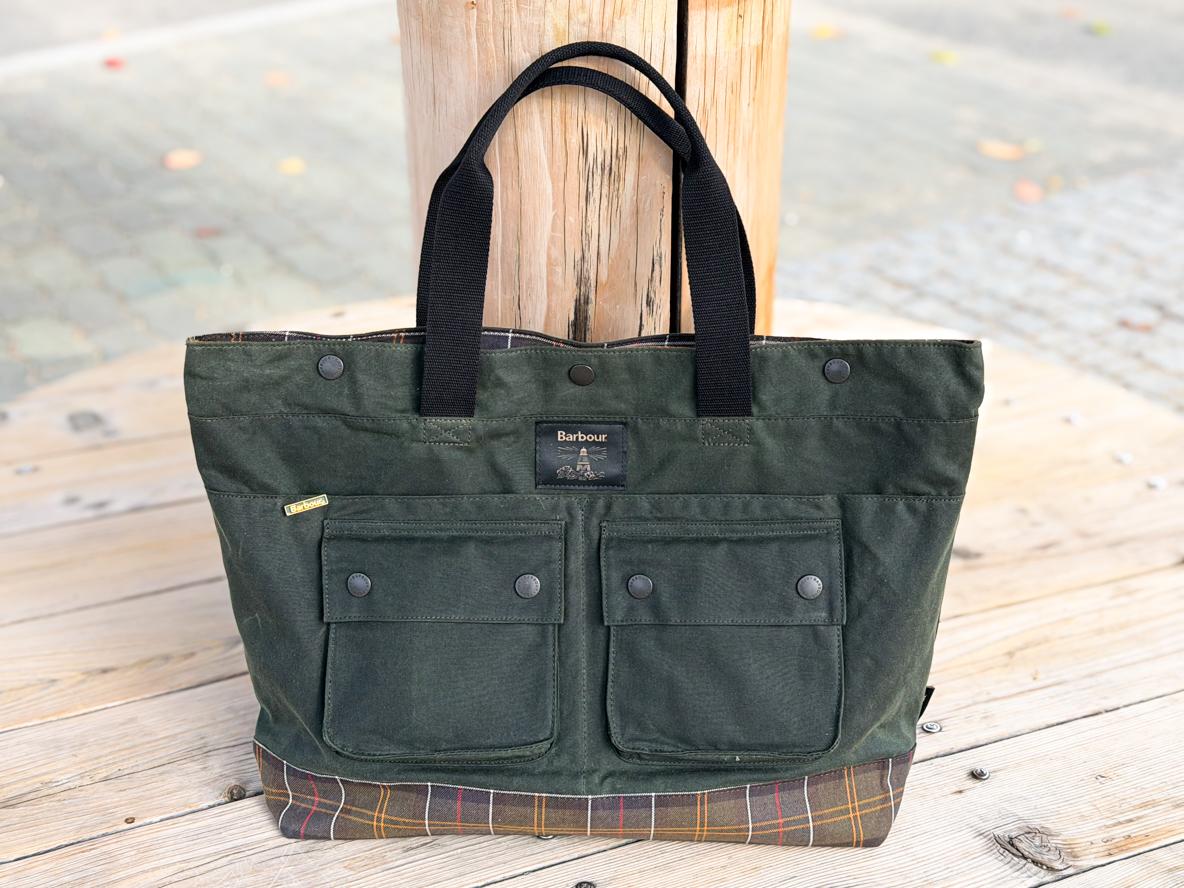 定番ジャケットと同じ素材で作られた、バブアーの「3WAYトート」。経年
