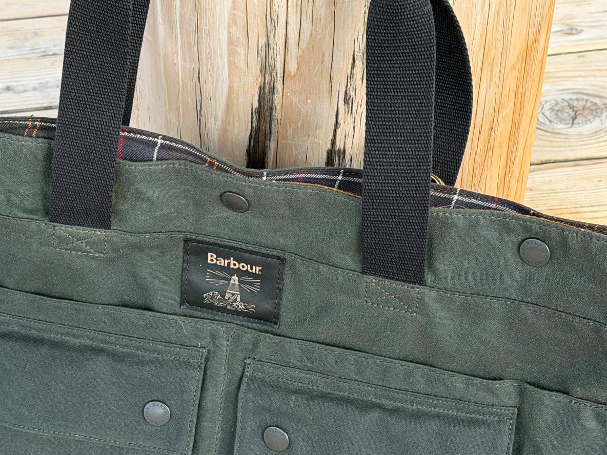 オイルドコットントートバッグ oiled cotton tote bag 定番ジャケットと同じ素材で作られた、バブアーの「3WAYトート」。経年