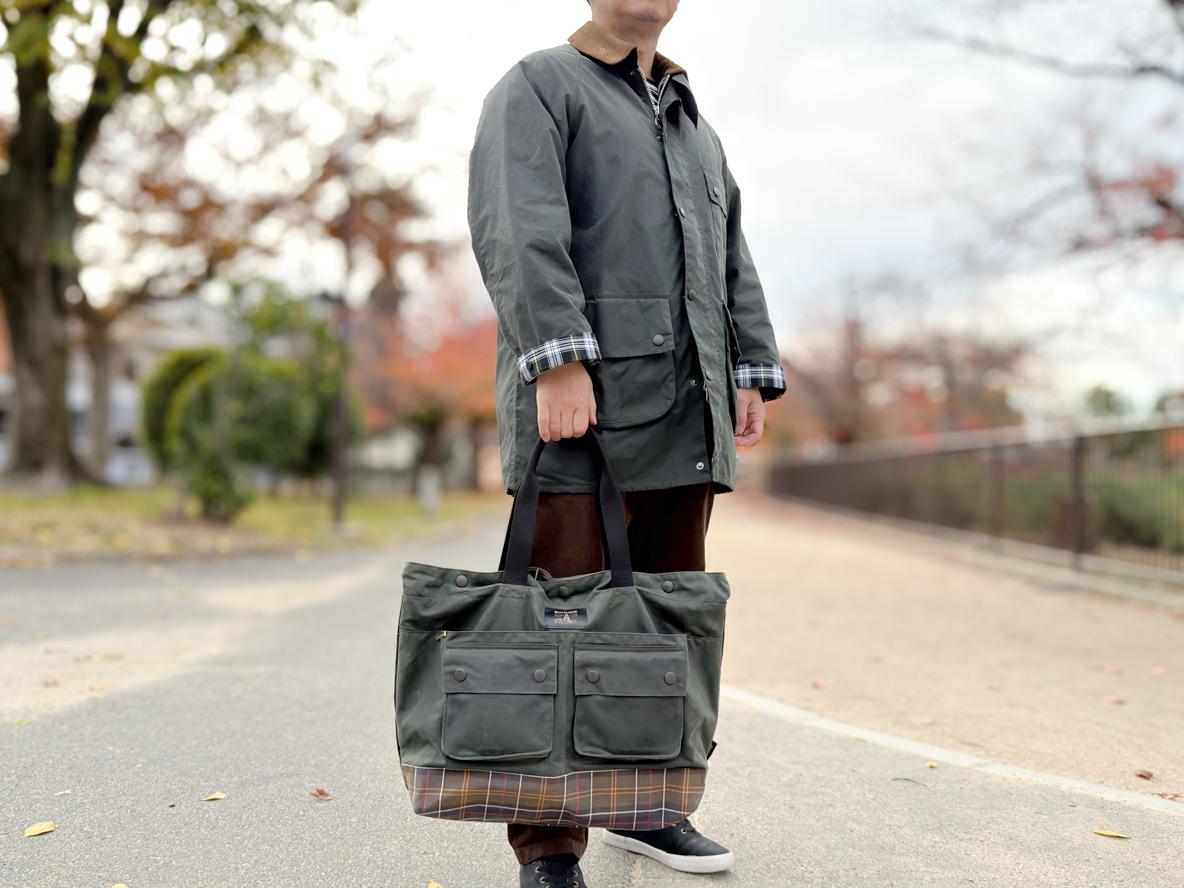 定番ジャケットと同じ素材で作られた、バブアーの「3WAYトート」。経年