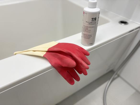 業務用カビ取りジェル」で、諦めかけていたバスルームの黒カビを撃退