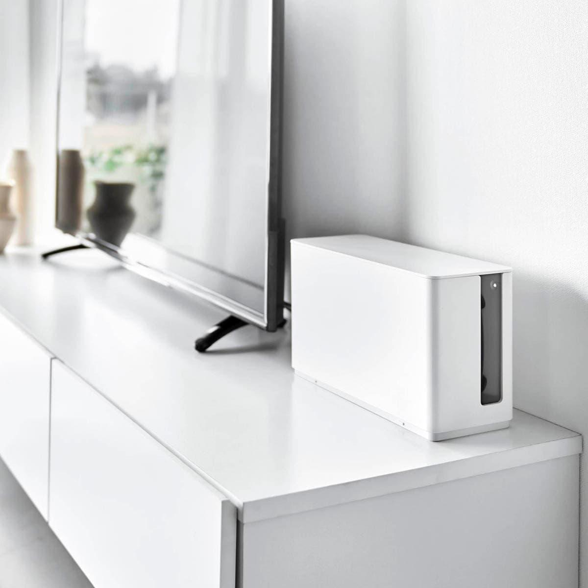 テレビ横に設置した山崎実業の「蓋付き重ねられるゲーム機器収納ケース スマート」