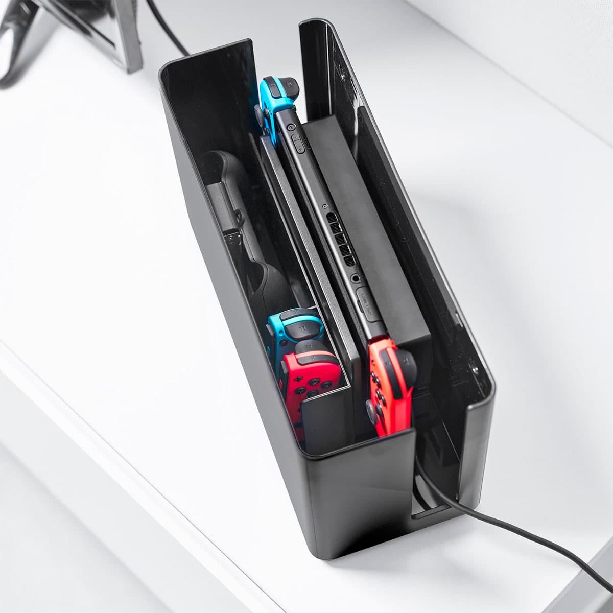 山崎実業の「蓋付き重ねられるゲーム機器収納ケース スマート」にNintendo Switchや周辺機器を収納したところ