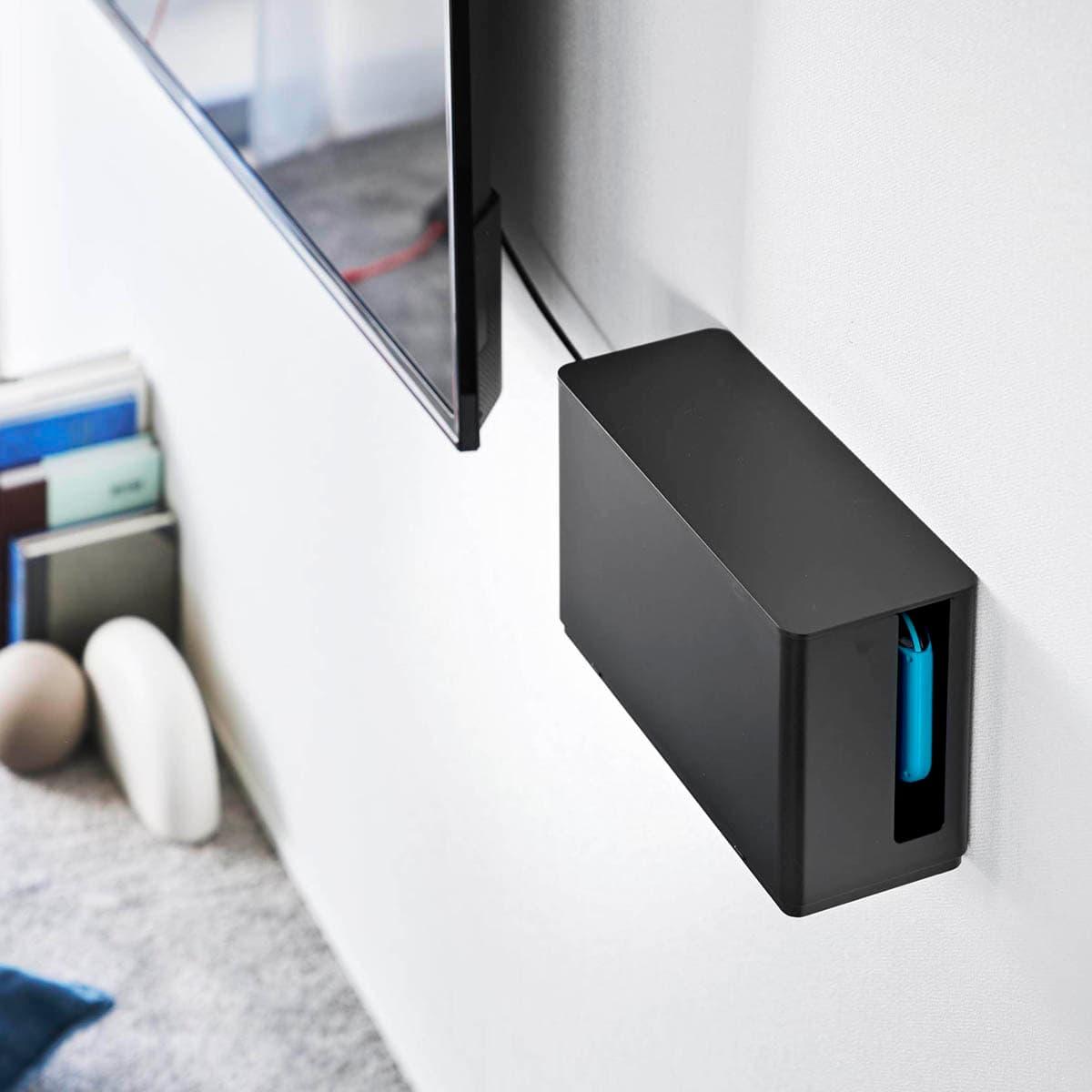 山崎実業の「蓋付き重ねられるゲーム機器収納ケース スマート」を壁面収納にしている様子