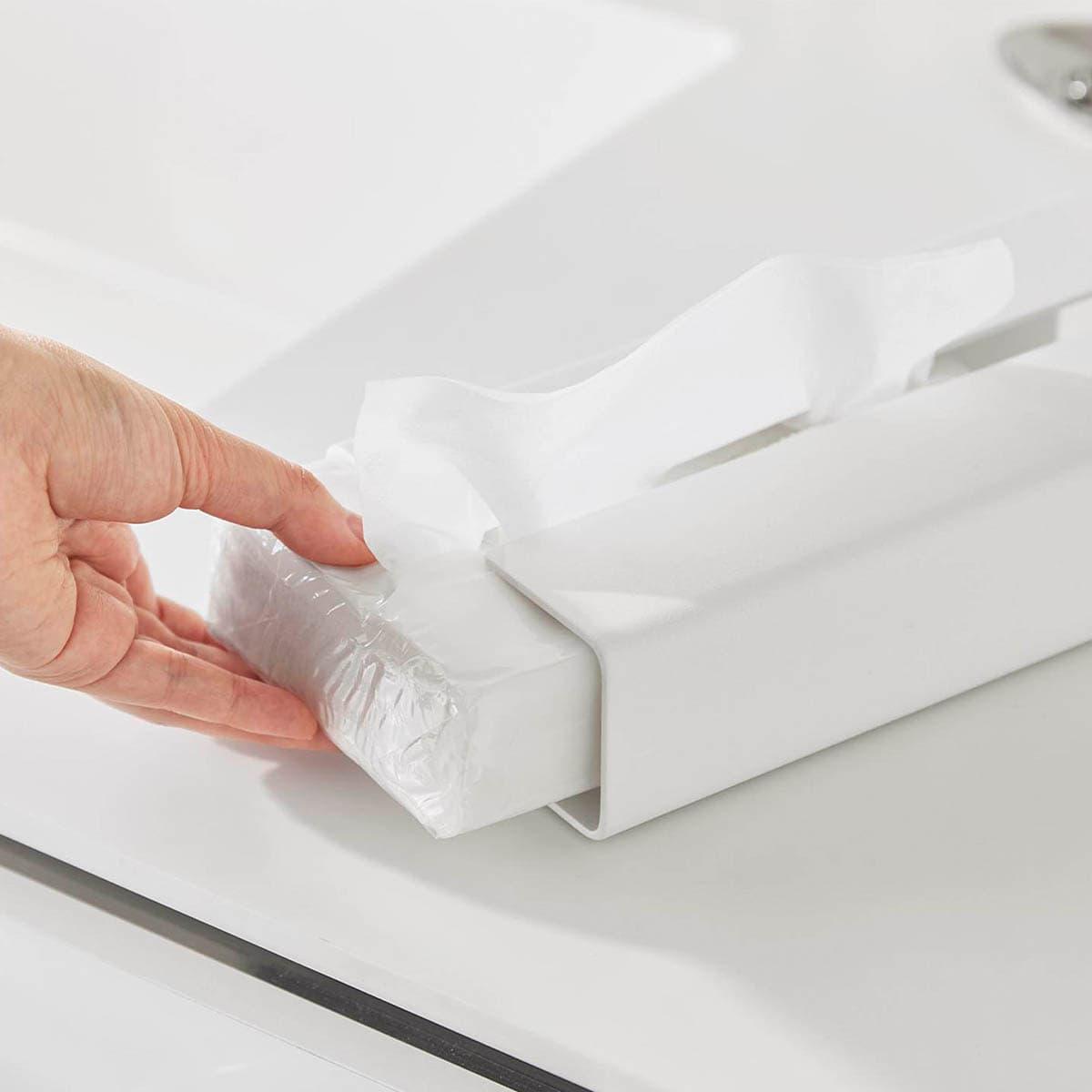 山崎実業の「入れ替え簡単ソフトパックティッシュケース タワー」にティッシュを入れ替えているところ