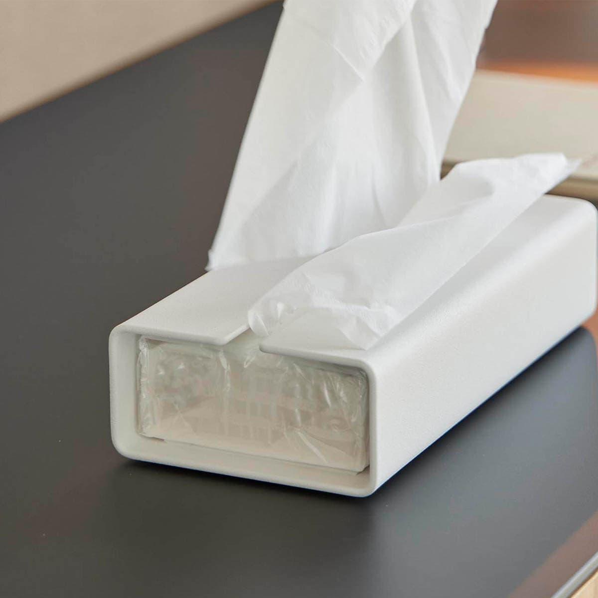 山崎実業の「入れ替え簡単ソフトパックティッシュケース タワー」からティッシュを取り出す瞬間