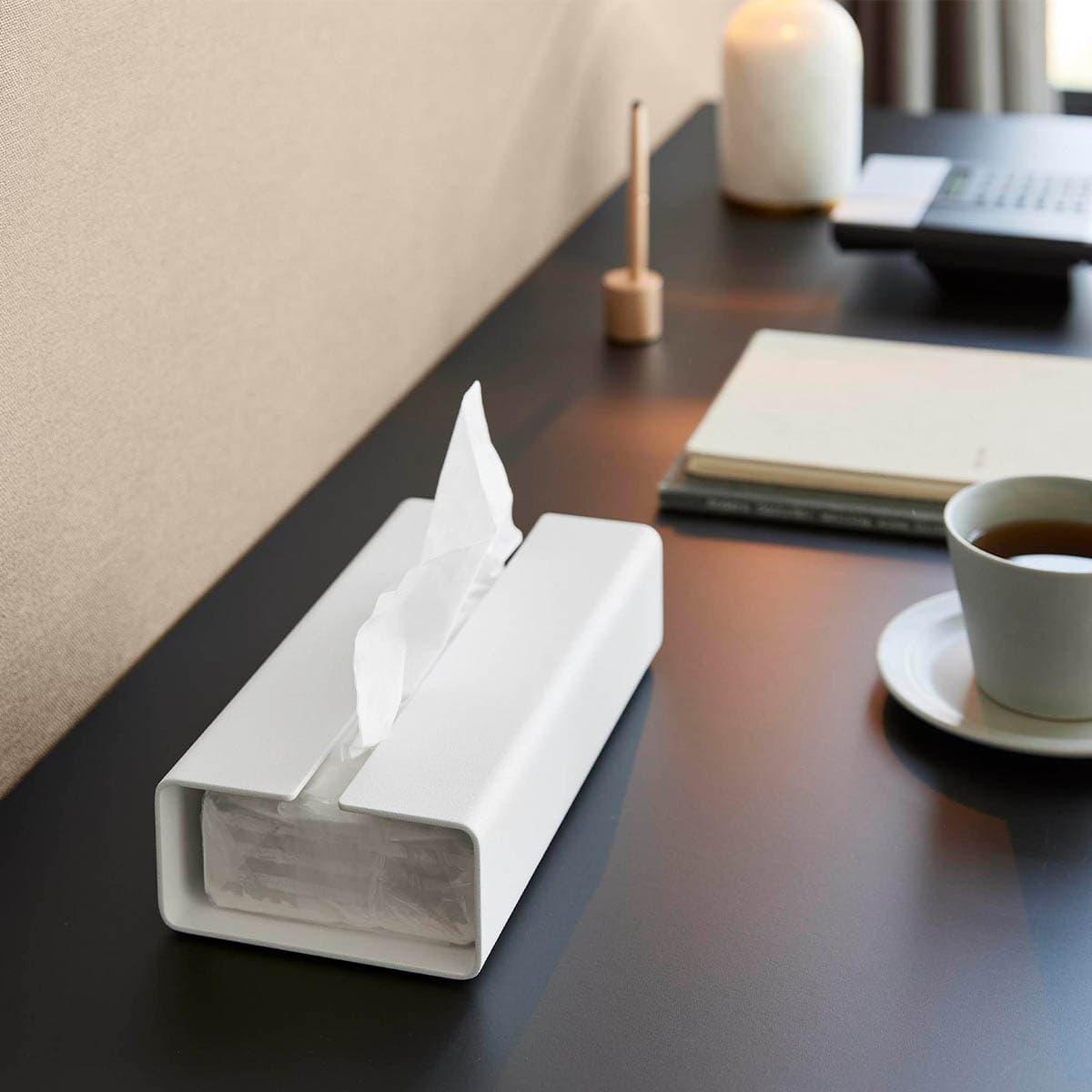 山崎実業の「入れ替え簡単ソフトパックティッシュケース タワー」をデスクに置いているところ