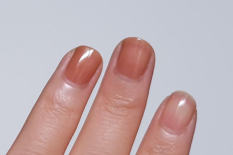 速乾なのにツヤ感も妥協なし。三度塗りでも30分以内のこれで、セルフ