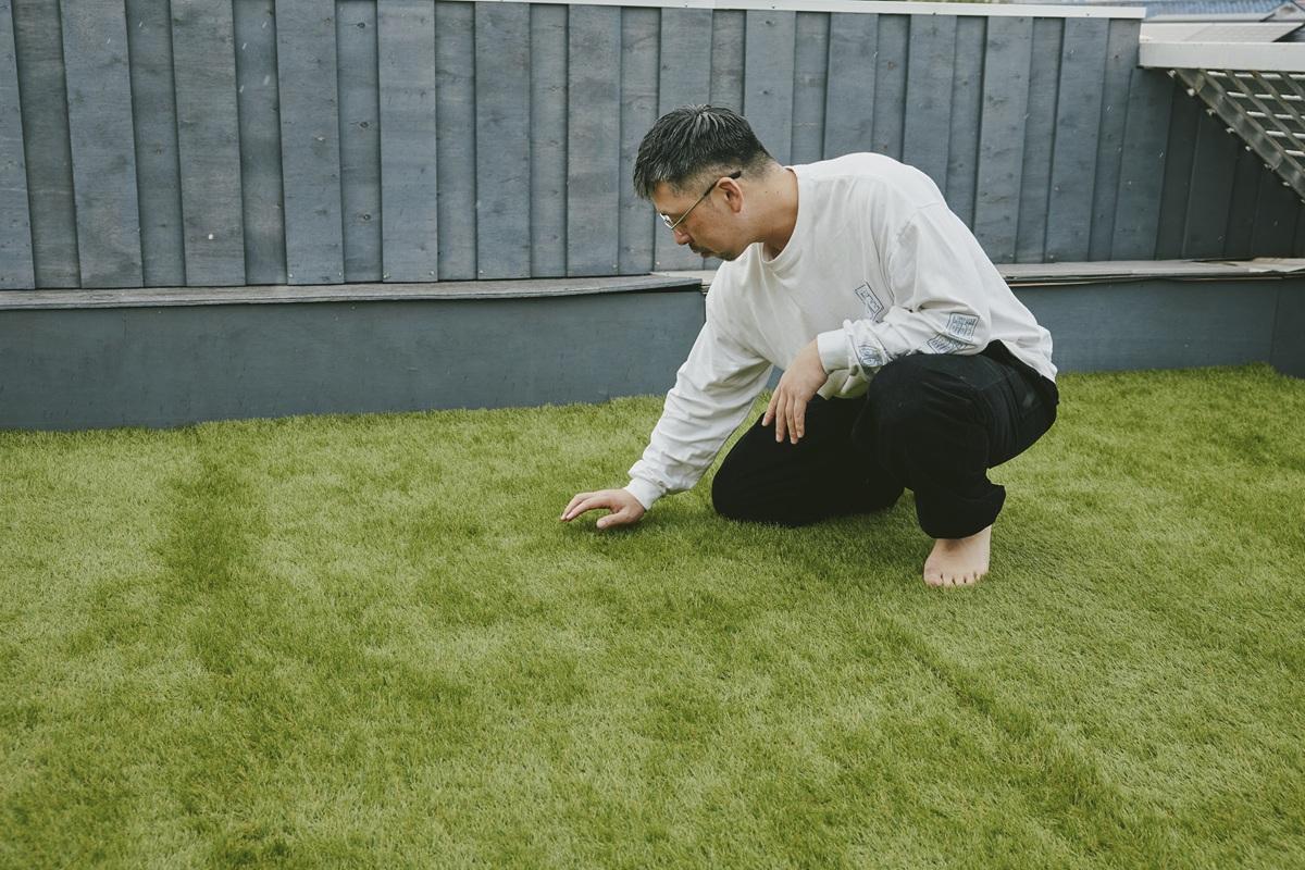人工芝は安っぽい」はもう古い。最新の「リアル人工芝」を敷いてみたら