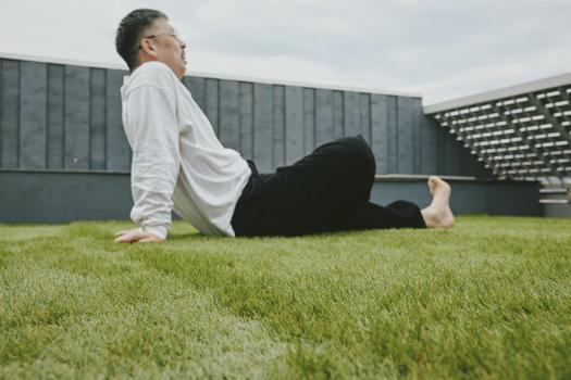 人工芝は安っぽい」はもう古い。最新の「リアル人工芝」を敷いてみたら 