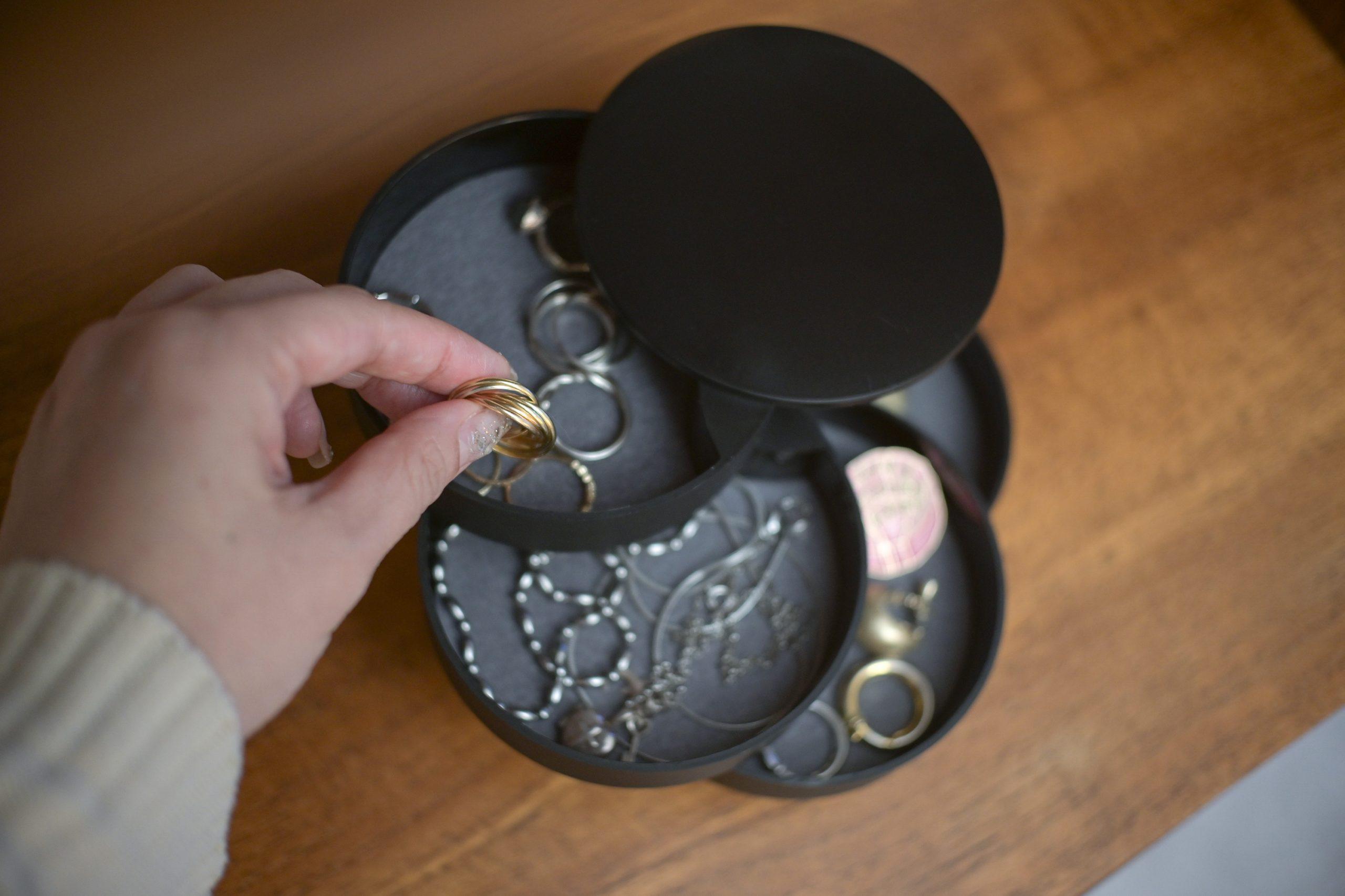 掃除後、キレイを保てない勢へ。アクセは山崎実業のトレイで「ざっくり