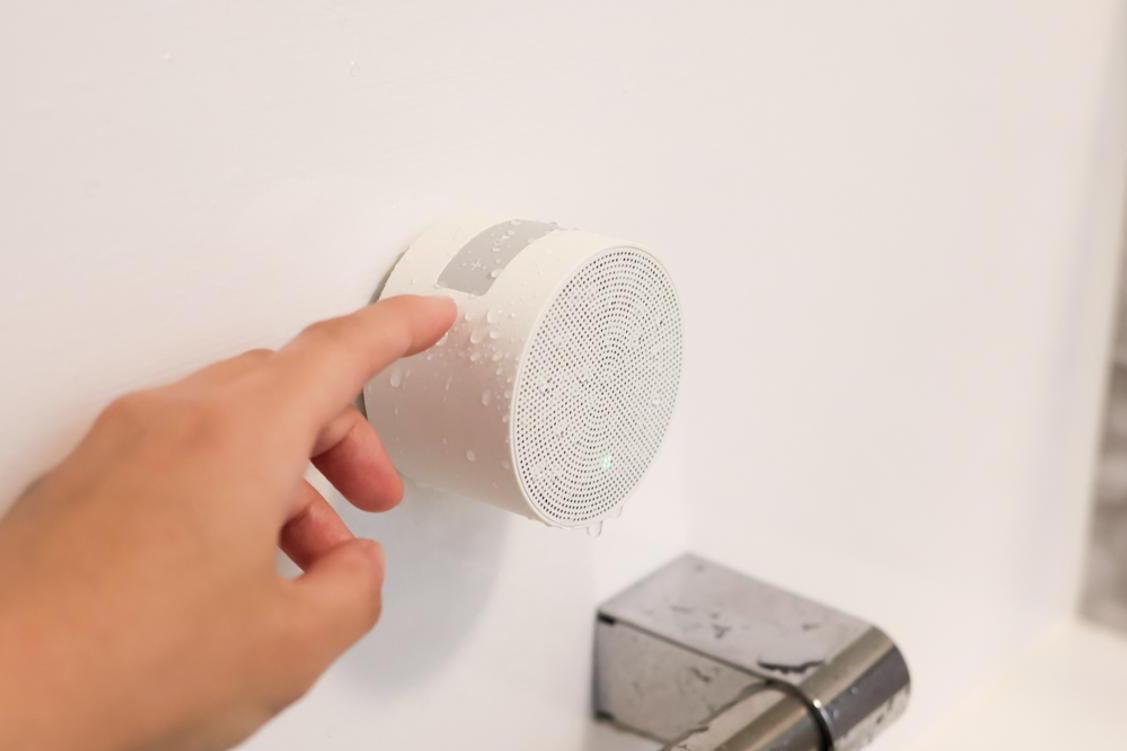 壁にペタっ”でセット完了。CIOの防水スピーカーを置いたら、冬のお風呂