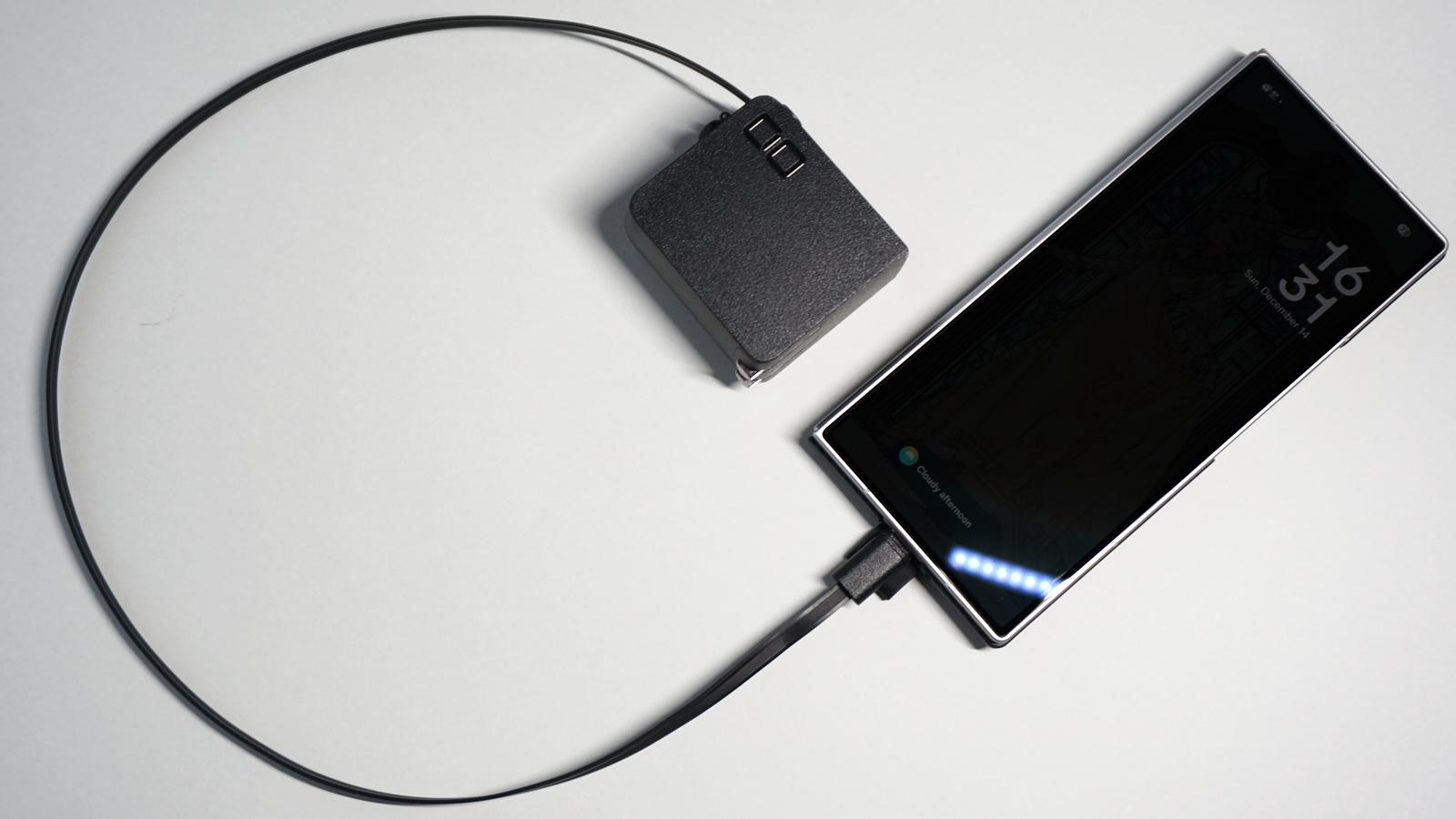 充電器の進化系は、シャッターで「ケーブルを完全格納」。クレバー過ぎ