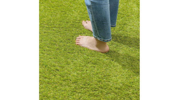 殺風景なベランダが「緑の庭」に。タカショーの人工芝は裸足で歩きたく