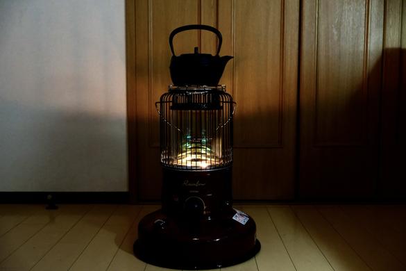 炎が美しいトヨトミの「石油ストーブ」と、一生物の南部鉄瓶で冬休みの 