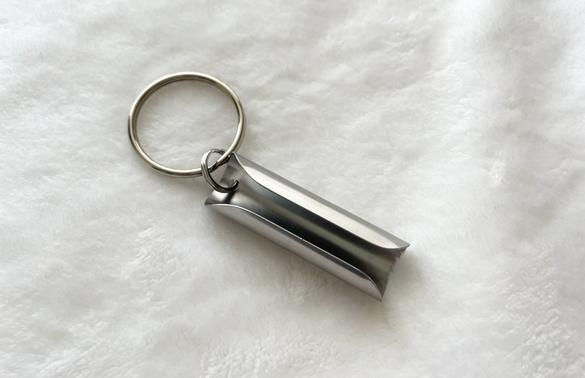 めぐみゅん 薔薇の十字架のリップホルダー ポニーのリップホルダー リップクリーム、どこいった？」は、キーホルダー化すれば解決できまし