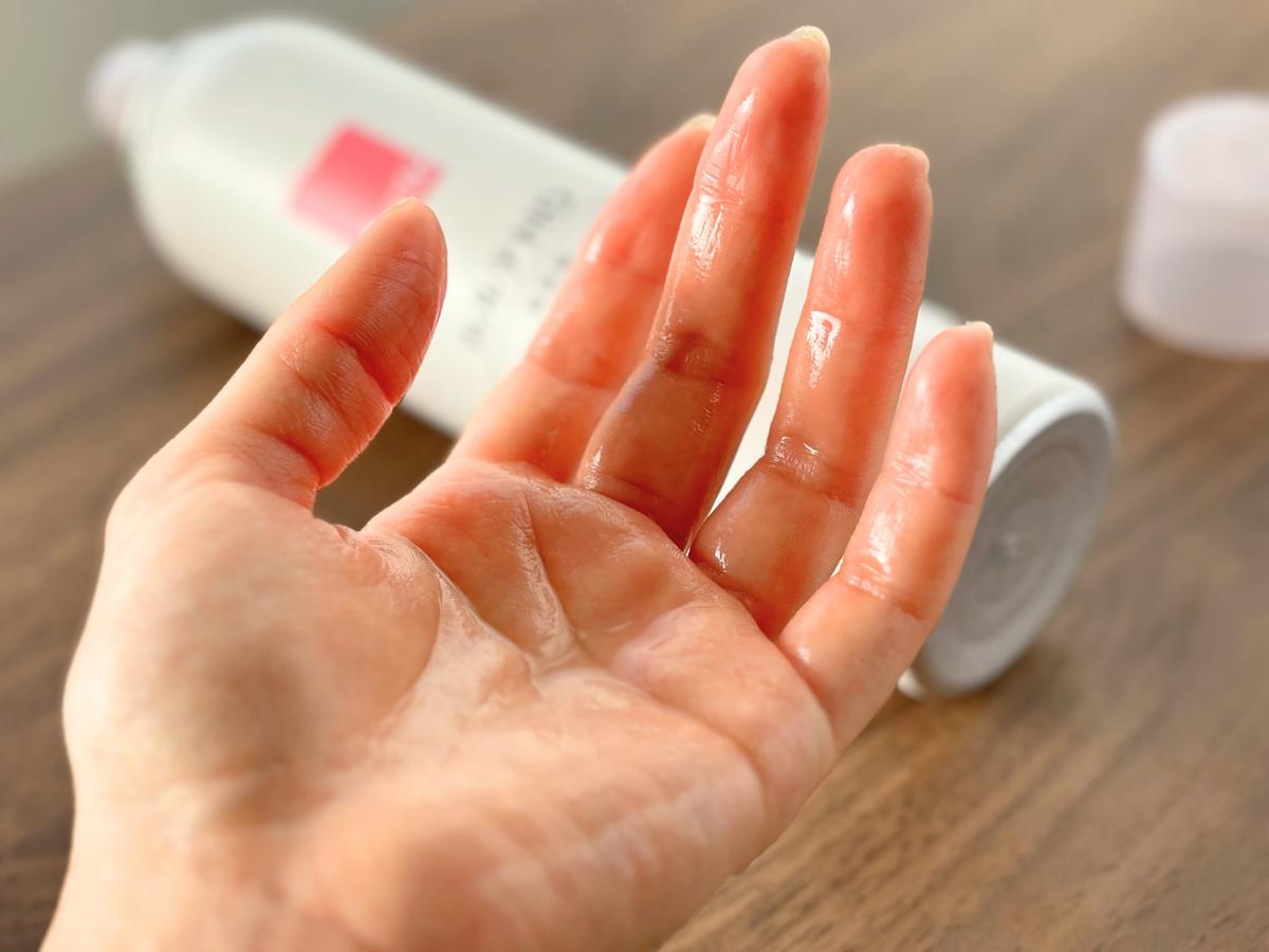 カルテHD「モイスチュア フェイス&ボディスプレー」を浴びた手のひらの状態