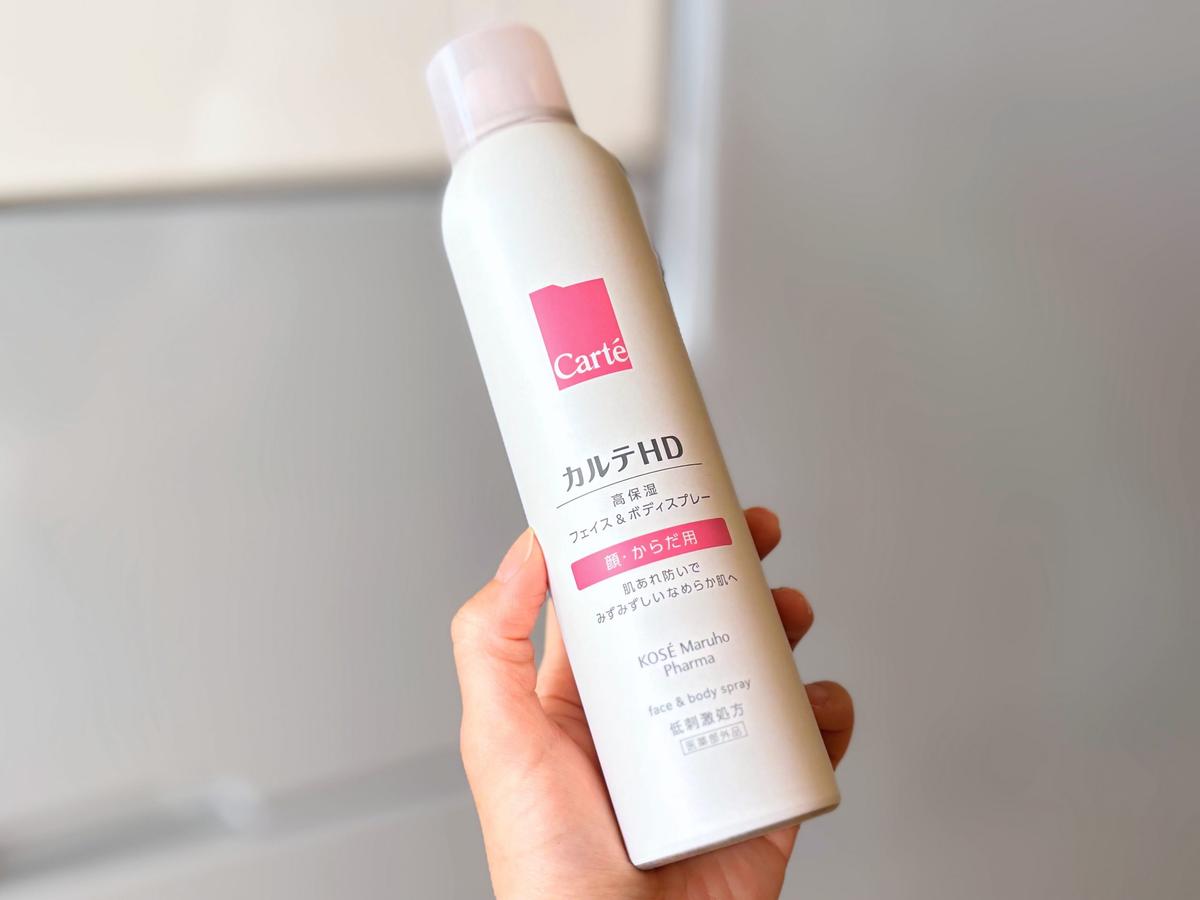 カルテHD「モイスチュア フェイス&ボディスプレー」を手に持つ様子