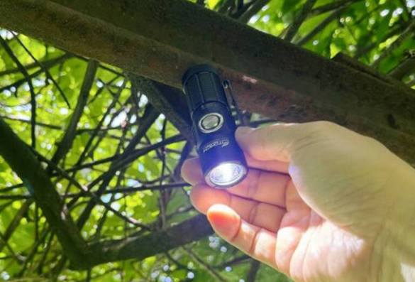 ほぼ親指サイズのこのライト、爆光で350m先まで明るく照らすよ。磁石で