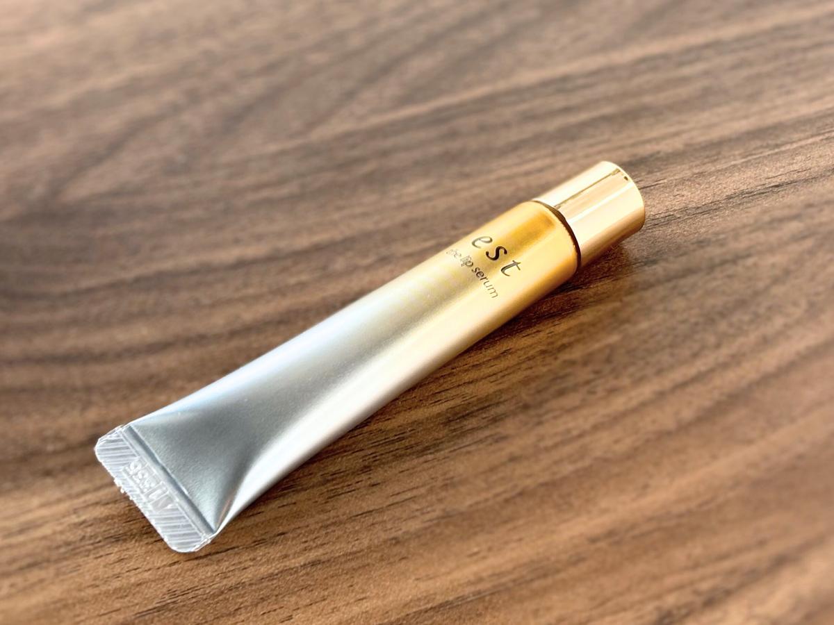 est「エスト ザ リップセラム」をテーブルに置いている状態