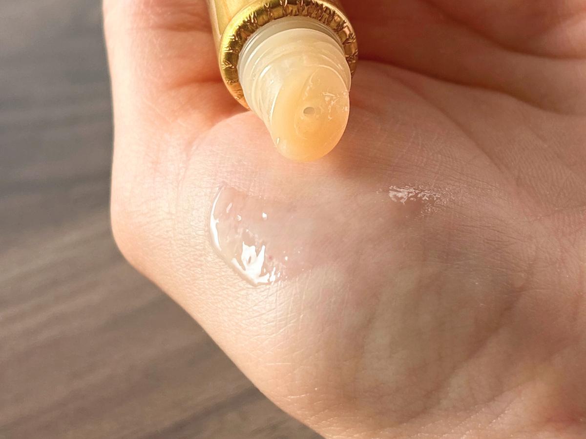 est「エスト ザ リップセラム」をサンプルとして手に塗布した状態