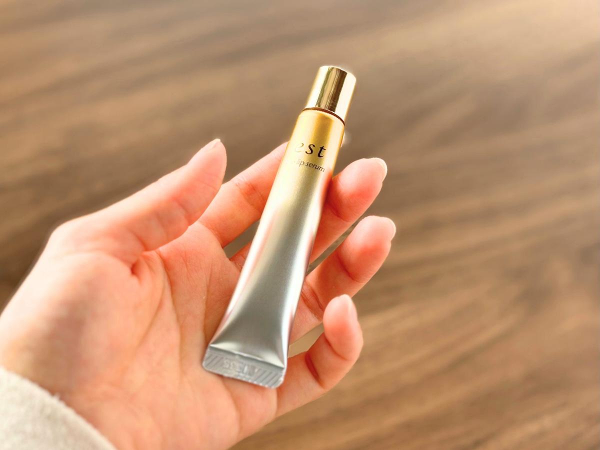 est「エスト ザ リップセラム」を手に持っている状態