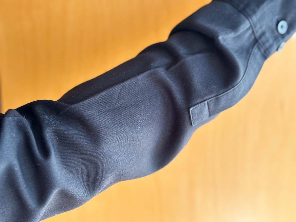 ほこりが付着した黒いシャツ