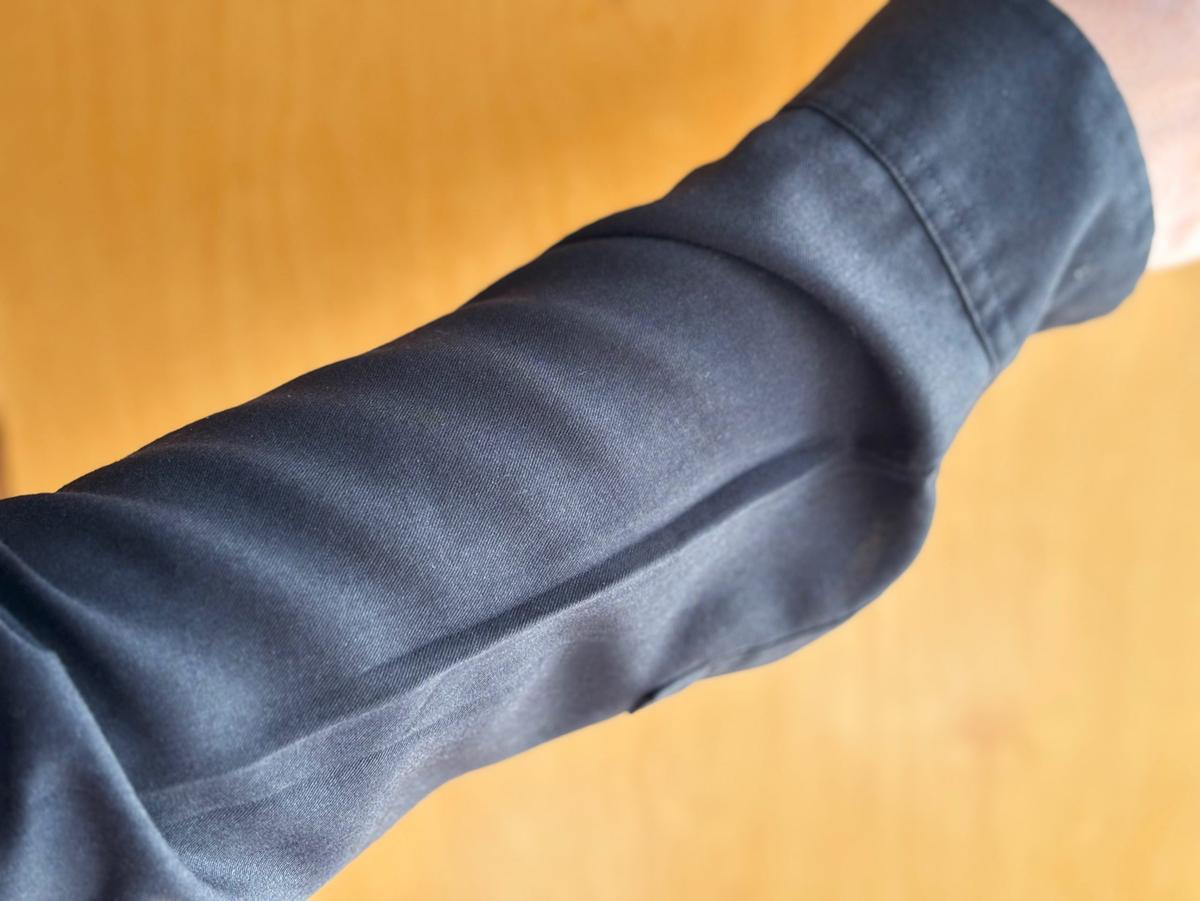 ブラッシングによってほこりがきれいさっぱりなくなった黒シャツ