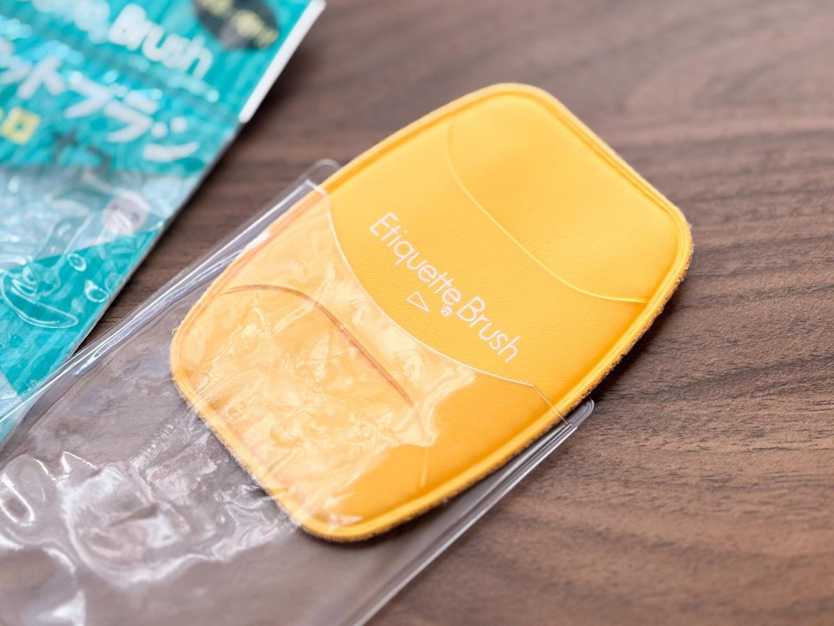 付属のクリアケースに半分収まった状態のエチケットブラシ エレクトロオフ