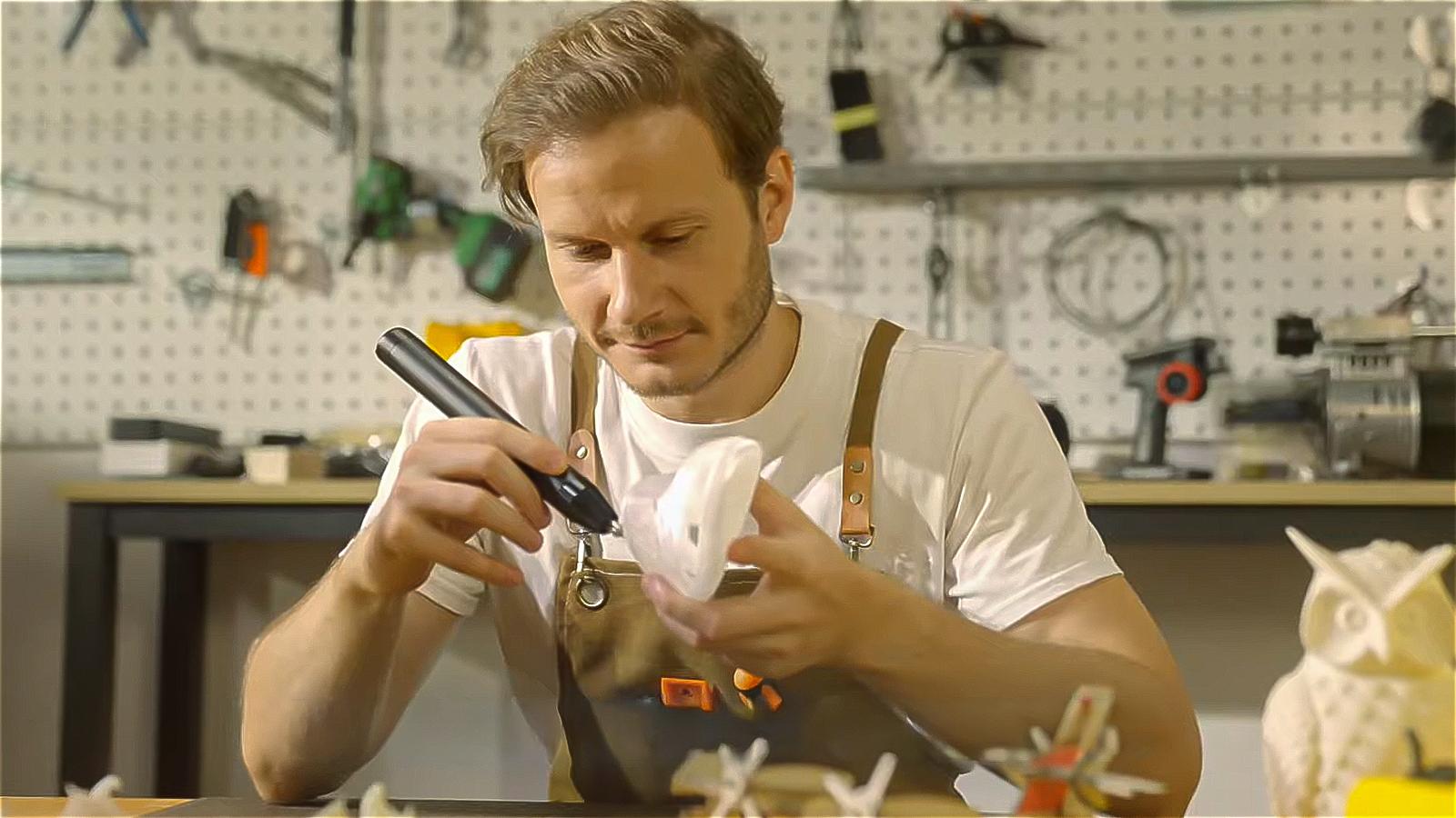 コードがないって快適だよね。どこでも使える超音波カッターでクラフト