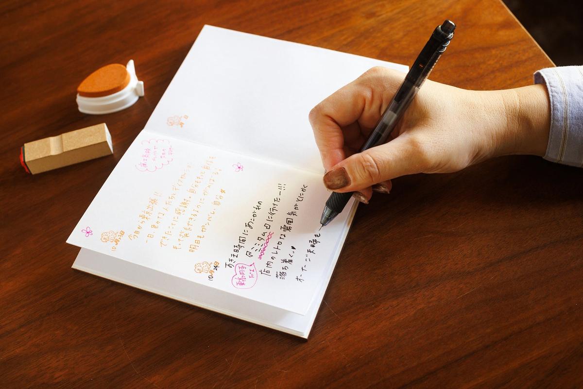 御朱印帳に書き込む様子