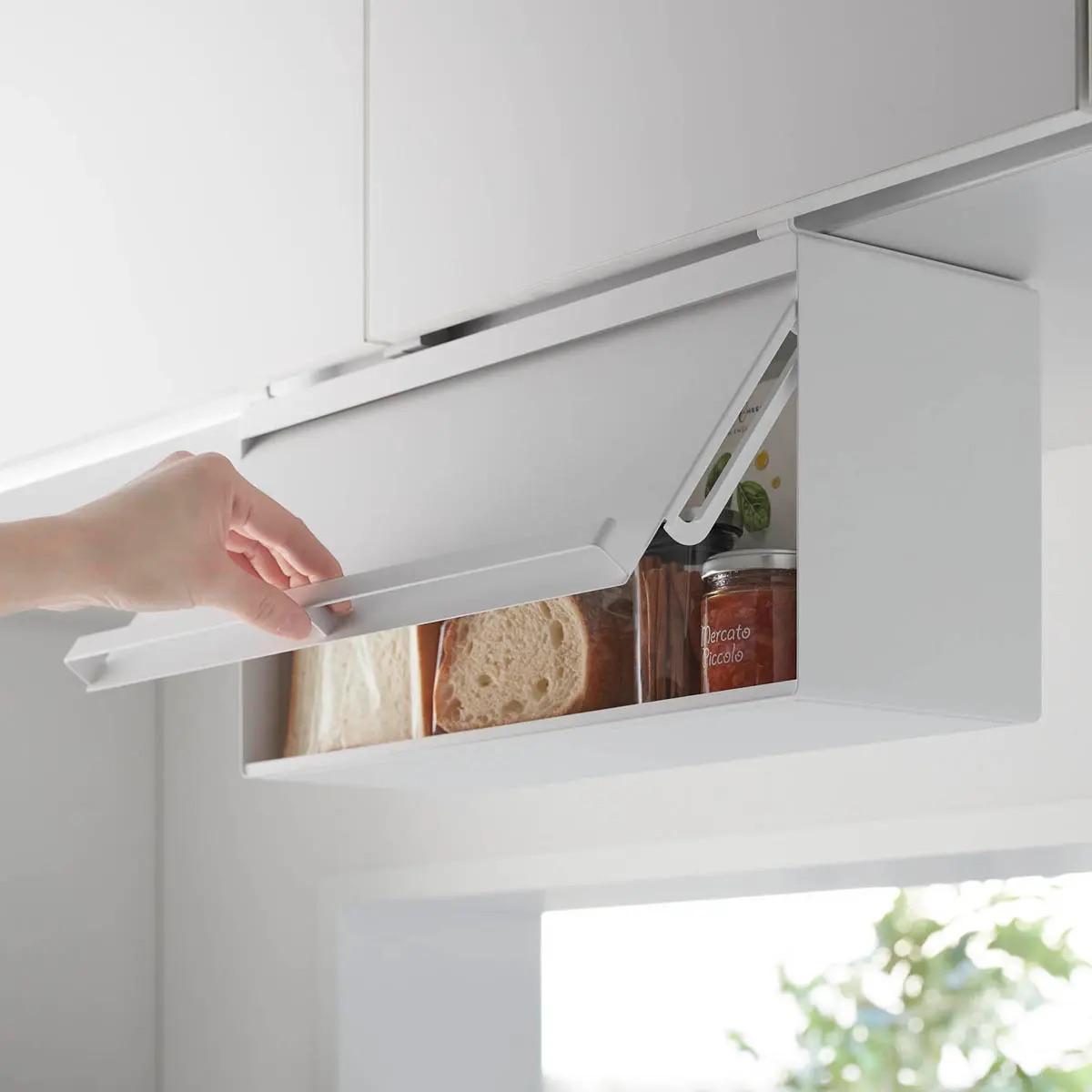 ブレッドケースのフタを開ける様子