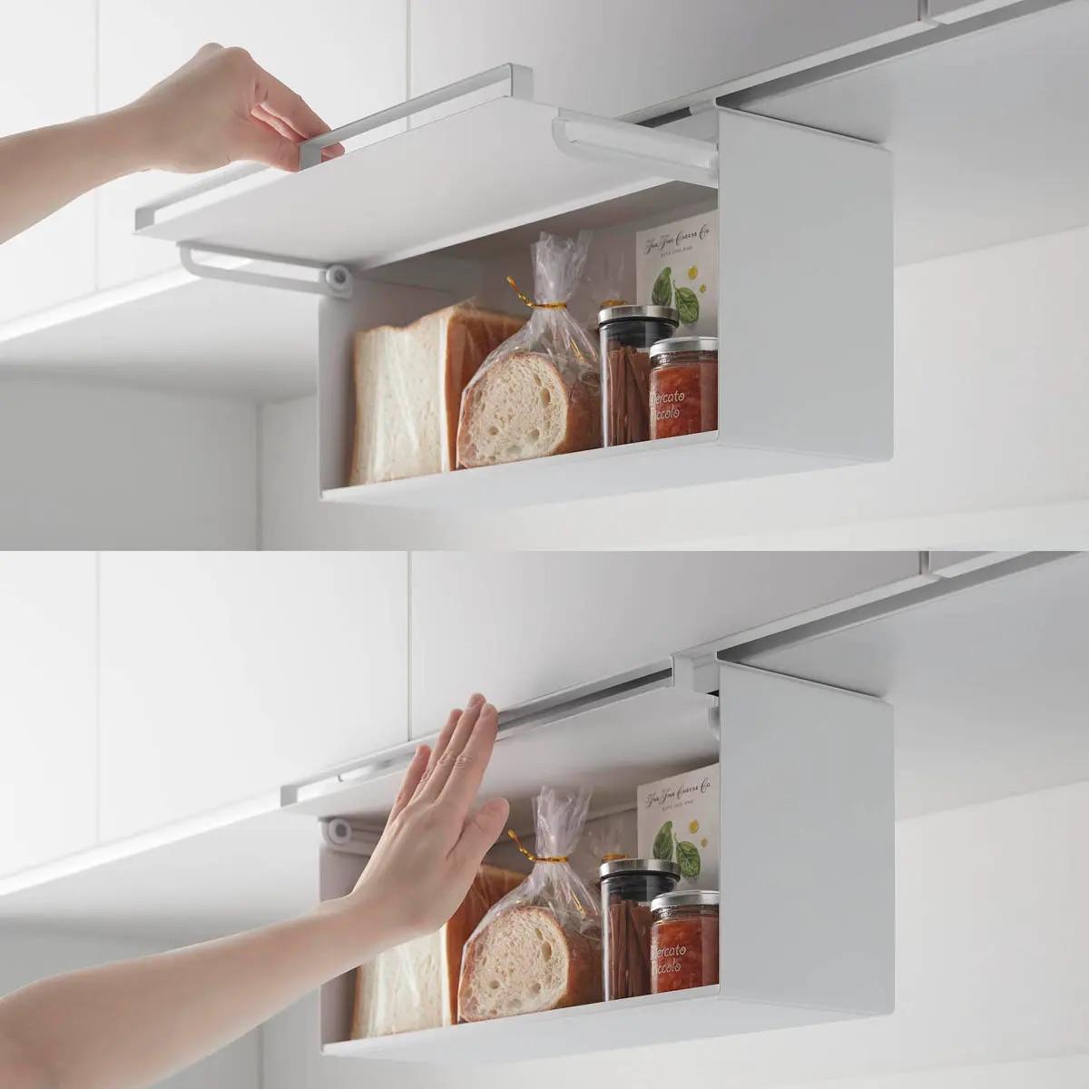 ブレッドケースのフタを開ける様子