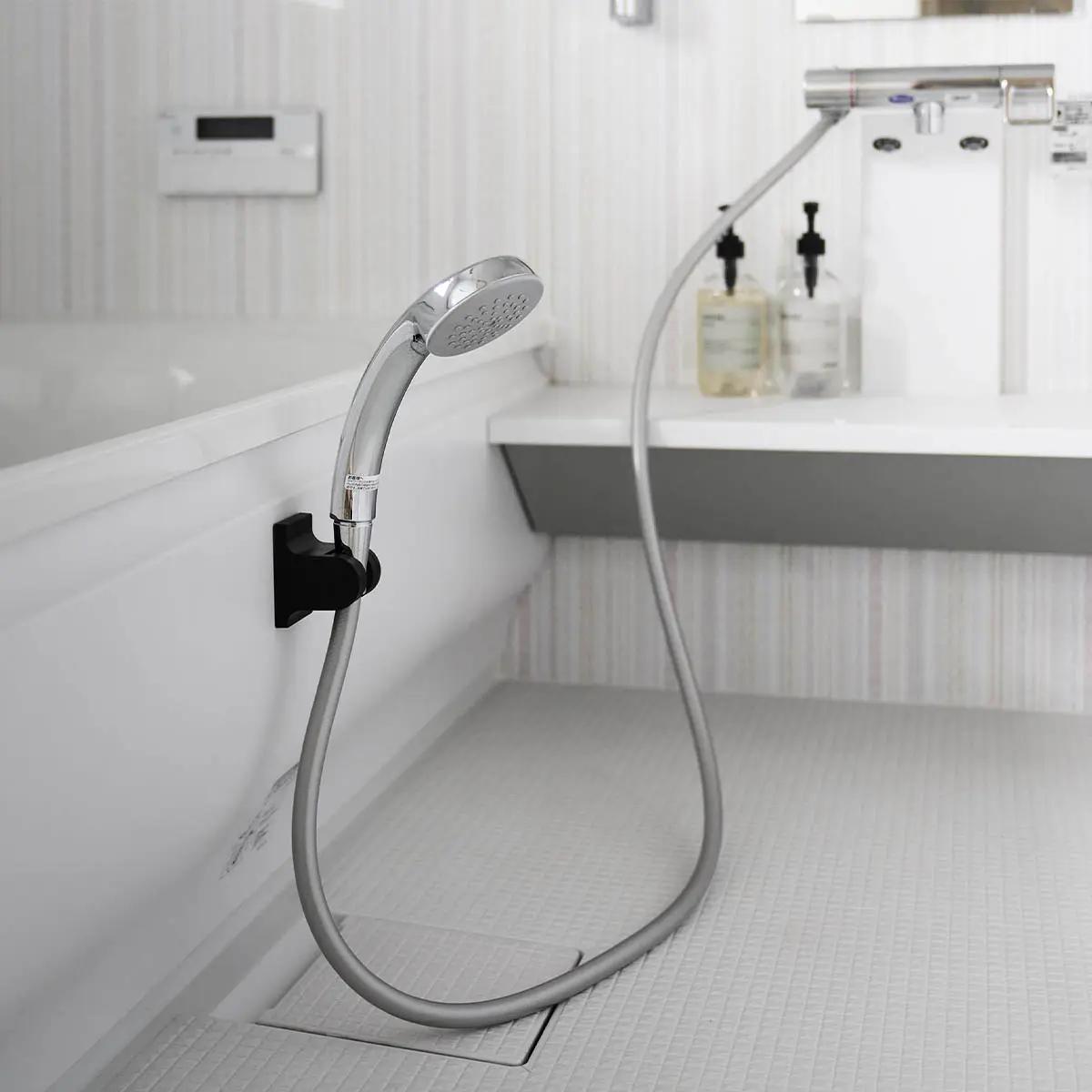 「角度が調節できるフィルムフックシャワーホルダー タワー」を浴槽壁面に設置した様子