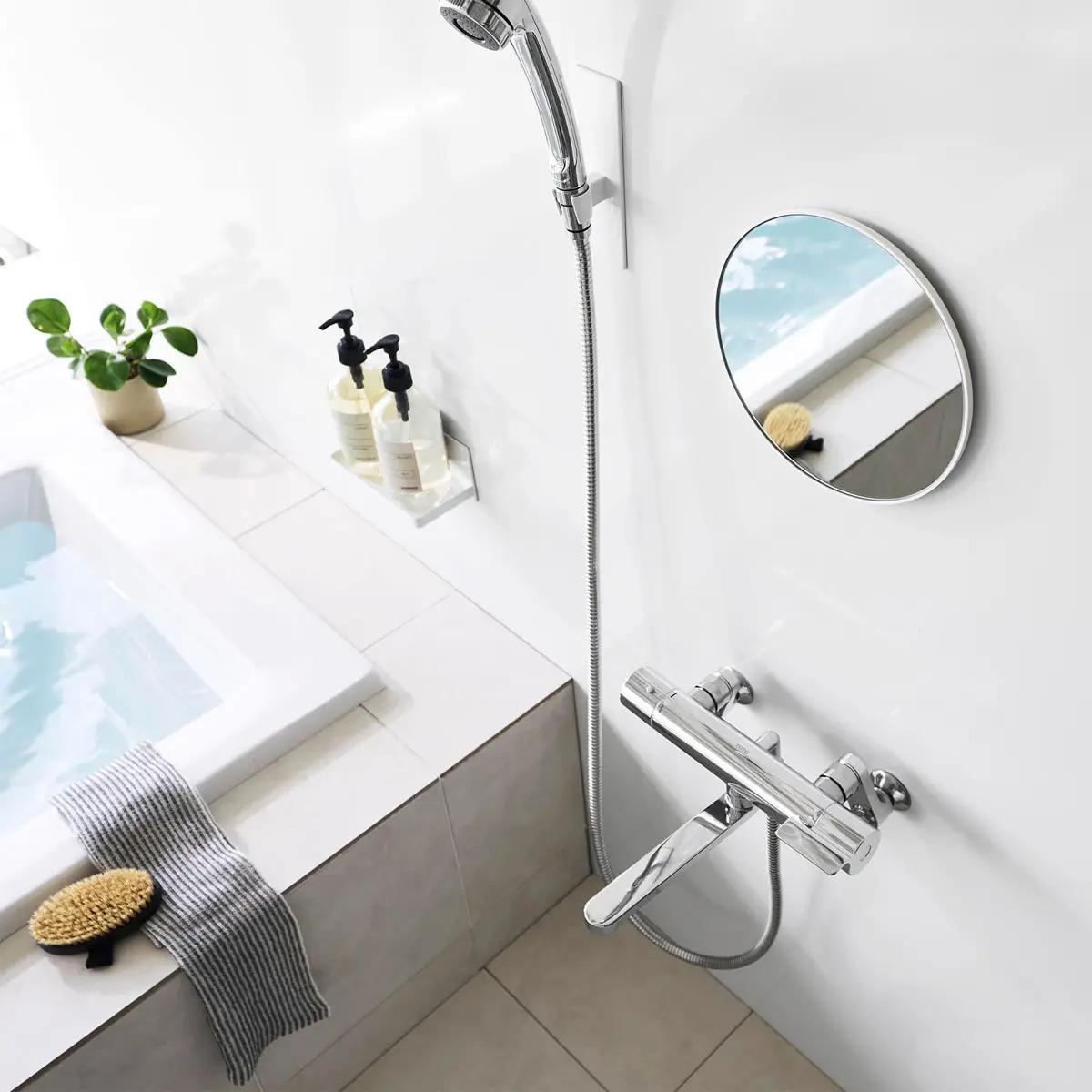 山崎実業「マグネットバスルームミラー タワー 丸型 32cm」を上から見た様子