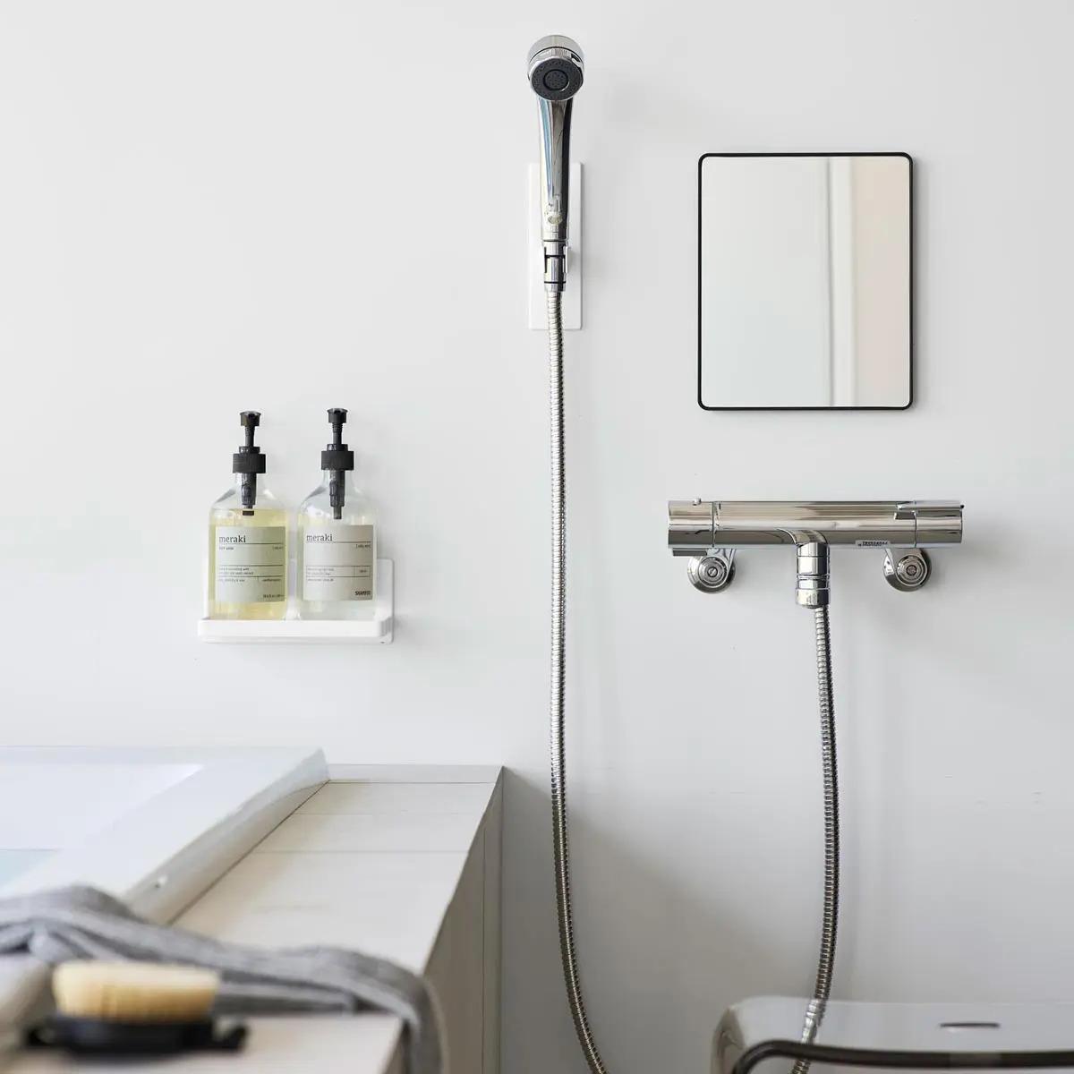 山崎実業「マグネットバスルームミラー タワー 角型」を設置した様子