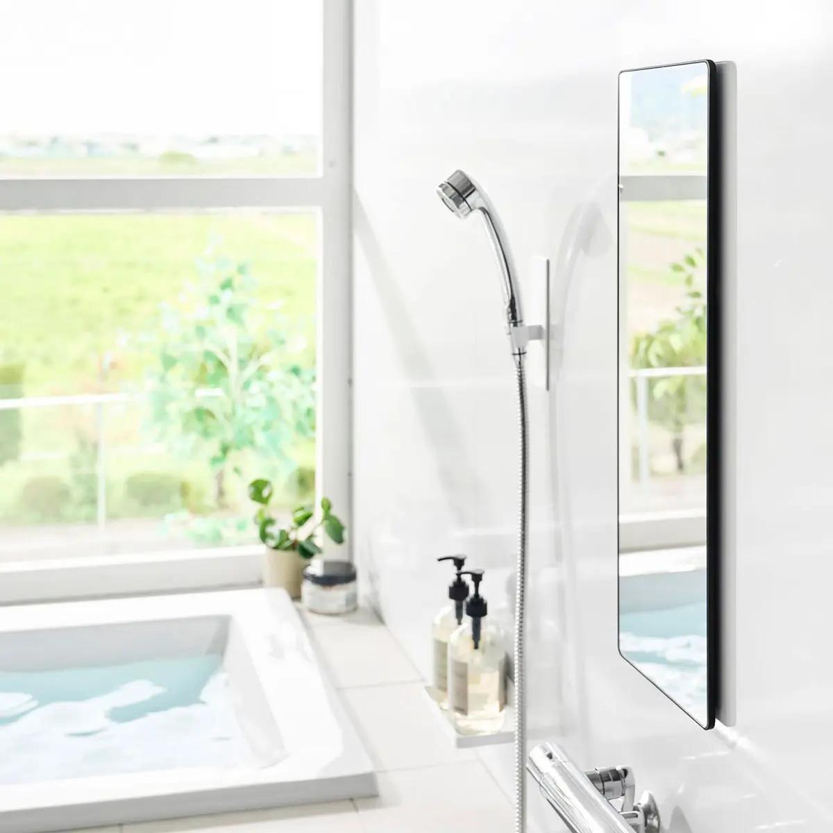 山崎実業「マグネットバスルームミラー タワー 角型 ロング」を縦向きに設置した様子