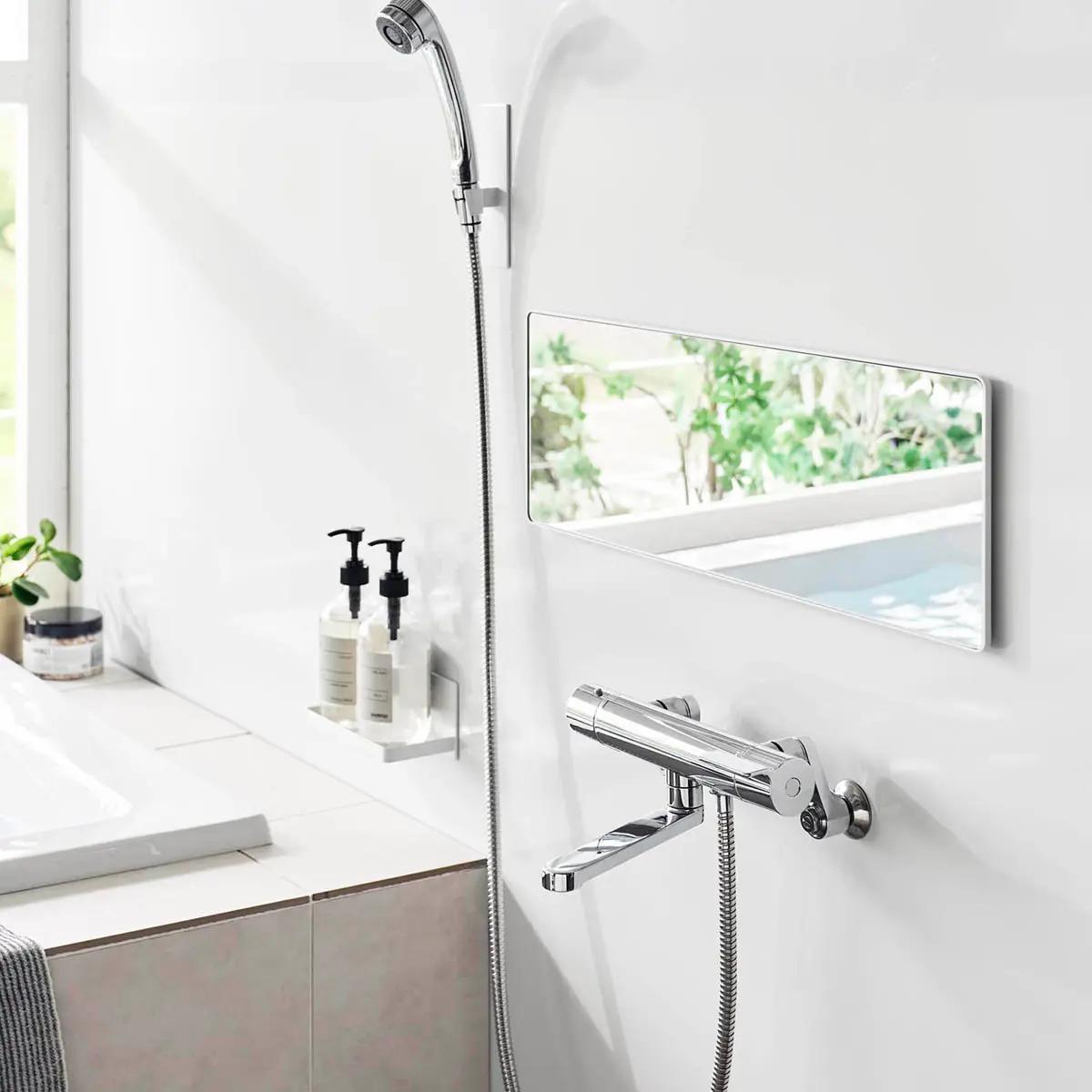 山崎実業「マグネットバスルームミラー タワー 角型 ロング」を横向きに設置した様子