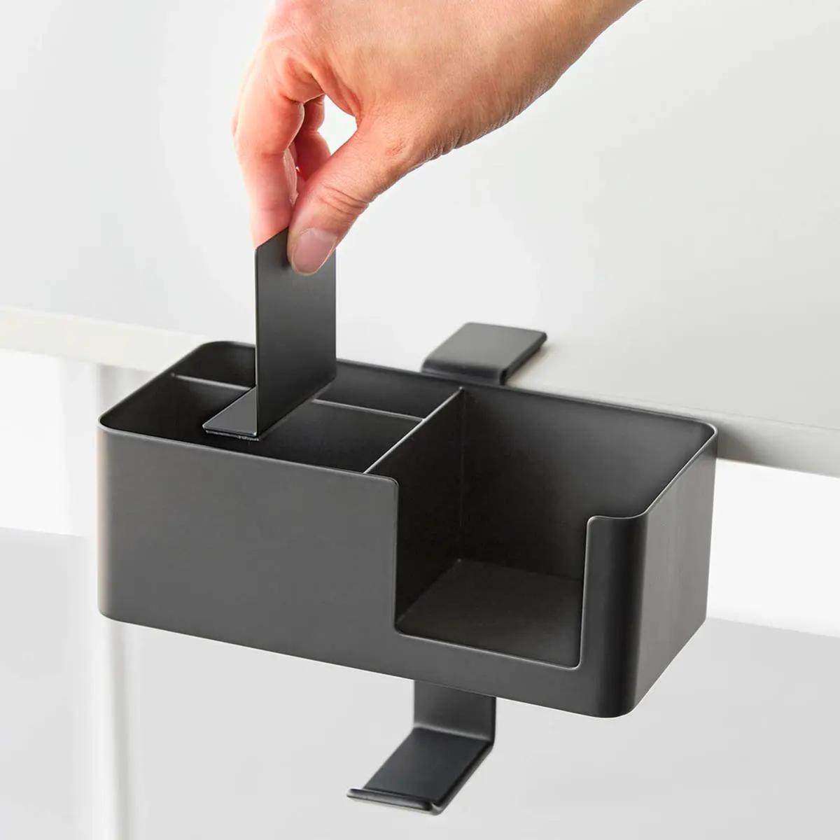 山崎実業「テーブル横マルチラック タワー」の仕切りを調整する様子