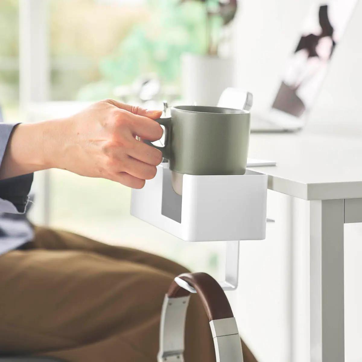 山崎実業「テーブル横マルチラック タワー」に取手付きカップを入れる様子
